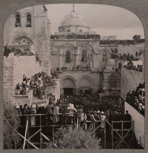 Multidões que preenchem todos os nichos da Igreja da Santa Sepultura, c1900 de Unbekannt