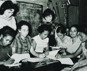 Revolução Cubana: mulheres participando dos programas educativos criados pela campanha de alfabetização de Fidel Castro no campo, início dos anos 60 (foto a p/b) de Unbekannt