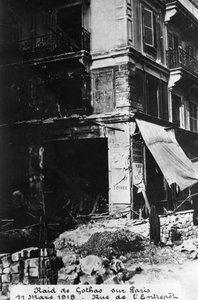Dano após ataque dos bombardeiros alemães de Gotha, Paris, 11 de março de 1918 de Unbekannt