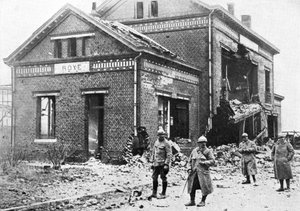 Estação ferroviária danificada em Roye, França, Primeira Guerra Mundial, 1918, c1920 de Unbekannt