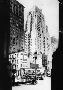 O edifício de 40 andares da Standard Oil Company e o centro aduaneiro à direita. Nova Iorque. Por volta de 1935 de Unbekannt