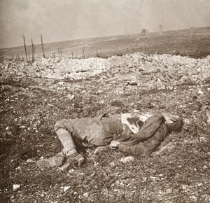 Soldado alemão morto, Verdun, norte da França, c1914-c1918. de Unbekannt