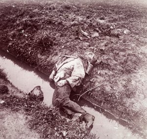 Soldado alemão morto, Ypres, Flandres, Bélgica, c1914-c1918 de Unbekannt