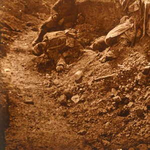 Corpo morto nas trincheiras, Perthes, norte da França, c1914-c1918 de Unbekannt