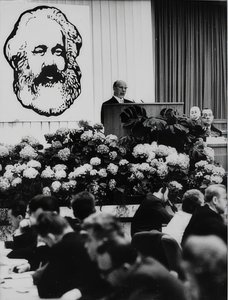O Presidente do Conselho de Estado da República Democrática Alemã Walter Ulbricht em uma conferência por ocasião do 150º aniversário de Karl Marx. Sala de congressos de Berlim. 2 de maio de 1968 de Unbekannt