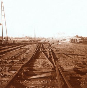 Trilhos de trem destruídos, Roeselare, Flandres, Bélgica, c1914-c1918 de Unbekannt