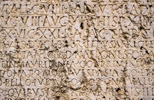 Detalhe de uma inscrição no complexo do templo romano (foto) de Unbekannt