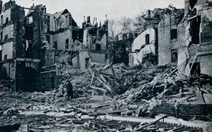 Edifícios devastados, do jardim interno do templo, 1941 de Unbekannt