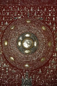 Roda Dharma em Wat Chedi Luang, Chiang Mai. Tailândia de Unbekannt