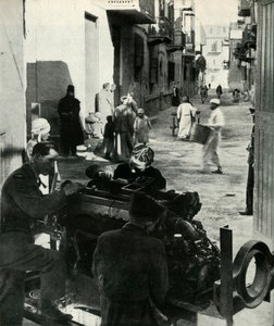 Dispersa nas ruas secundárias do Cairo, existe uma pequena indústria ... c1942-1943, 1945. de Unbekannt