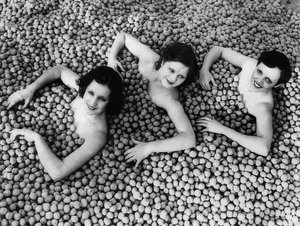 Três jovens mulheres tomam banho em um mar de nozes. America. 1932 de Unbekannt