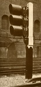 Sinais de lâmpadas elétricas, com persianas para uso diurno, na estação Baker Street, Metropolitan Railway, 193 de Unbekannt