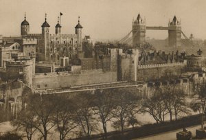 Muralhas em apuros da Torre de Londres, visto na camada, a partir dos armazéns altos de Tower Hill de Unbekannt