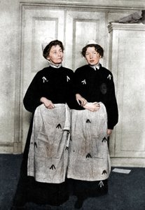Emmeline e Christabel Pankhurst, sufragistas inglesas, em trajes de prisão, 1908 de Unbekannt