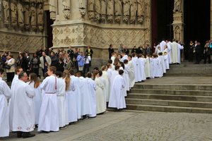 Processionl de entrada. Ordenação episcopal. Catedral de Amiens, Amiens, França de Unbekannt