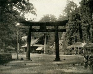 Entrada para um templo xintoísmo, no distrito de Nikko no Japão, 1936. de Unbekannt