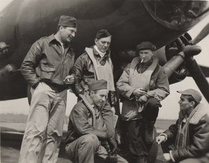 Ernie Pyle com uma equipa de bombistas de Unbekannt