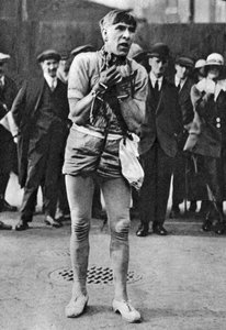 Escapologista que entretém os freqüentadores de teatro na fila do poço, Londres, 1926-1927 de Unbekannt