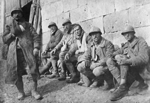 Francês evacuado ferido após a batalha em Plessis-de-Roye, Picardia, França, 30 de março de 1918 de Unbekannt