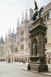 Vista exterior da entrada dos Tribunais Reais de Justiça, Londres (foto) de Unbekannt