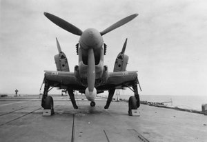 Aeronaves Fairey Firefly prontas para serem transportadas para o hangar, HMS Venerable, 1945 de Unbekannt