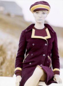 Moda: jovem mulher de boné e casaco, final dos anos 60 - início dos anos 70 (foto) de Unbekannt