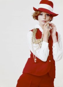 Moda: jovem mulher de chapéu e roupa vermelha, final dos anos 60 (foto) de Unbekannt