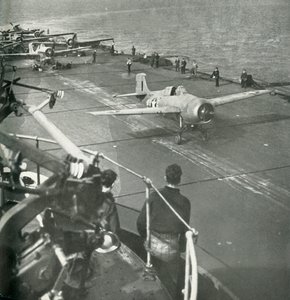 Aviões de combate a bordo de um porta-aviões, Segunda Guerra Mundial, c1943. de Unbekannt