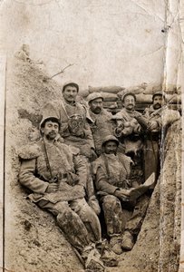 Primeira Guerra Mundial (1914-1918): Soldados peludos em vestido de inverno em uma trincheira em 1916-1917. Eles usam jaquetas de pele de carneiro e uma máscara de gás. de Unbekannt
