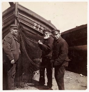 Pescadores em pé junto a uma rede, c 1905 de Unbekannt