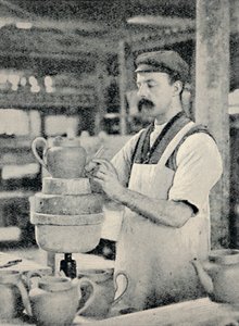 Fixando o bico em um bule de chá, c1917 de Unbekannt