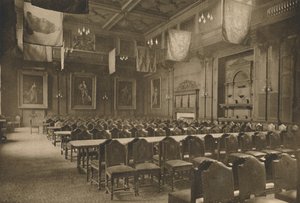 Grande Salão Flag-Hung em que a poderosa empresa de mercearias realiza seus banquetes, c1935. de Unbekannt