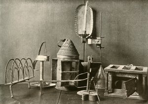 Aquecedor de pés, candeeiros a óleo, candelabro de vela, lanterna de estanho e torradeira, século XVIII, 1937. de Unbekannt