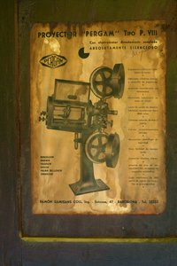 Antigo hotel (Hostal Vell - la Toranesa). Interior. A sala de projeção de cinema. Projetor de cinema (Ossa Pergam tipo PVIII). Detalhe. O manual original do projector. de Unbekannt