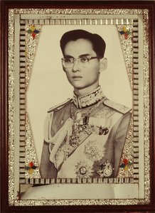 Retrato emoldurado do Rei Bhumibol Adulyadej (foto a p/b) de Unbekannt