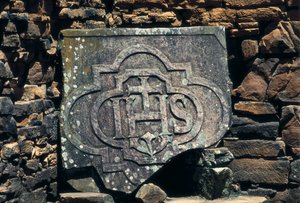 Símbolo franco-macônico e iniciais de Cristo gravados em uma pedra, local das missões jesuítas de San Ignacio Mini na Argentina, estabelecido em 1611 (pedra) de Unbekannt