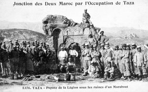 Legião Estrangeira Francesa por algumas ruínas de Marabout, Taza, Marrocos, 1904 de Unbekannt