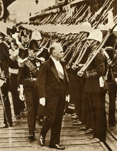 Presidente francês Raymond Poincaré com Edward, príncipe de Gales, em Portsmouth, junho de 1913, 1935. de Unbekannt