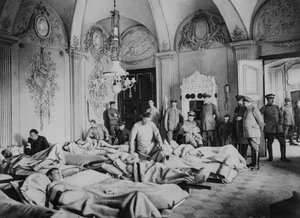 Franceses e alemães feridos em um castelo na França, Primeira Guerra Mundial, 1915 de Unbekannt