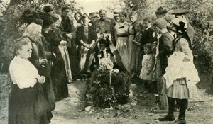 Civis franceses no túmulo de um soldado, 1914, c1920. de Unbekannt