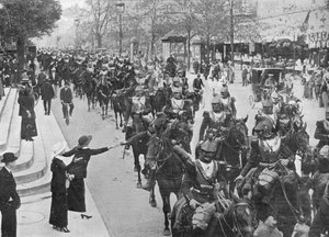 Cuirassiers franceses andando pelas ruas de Paris a caminho da frente, 1914 de Unbekannt