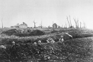 Infantaria francesa, estabelecendo posições de apoio em frente a uma fazenda em ruínas, Picardia, França, 1918 de Unbekannt