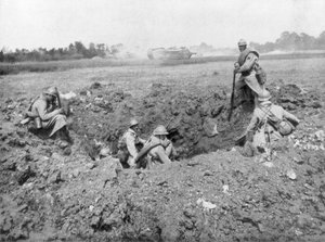 Infantaria francesa descansando em um buraco de concha, Chemin des Dames, França, 11 de junho de 1918 de Unbekannt