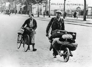 Refugiados franceses voltando para casa após a queda da França para os alemães, Paris, julho de 1940 de Unbekannt