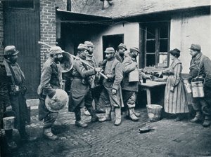 Soldados franceses que retornam das trincheiras param para um refresco, c1914 de Unbekannt