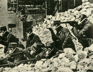 Soldados franceses usando máscaras de gás, Primeira Guerra Mundial, c1915, c1920. de Unbekannt
