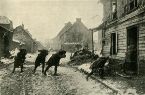 Tropas francesas que cruzam uma rua da vila sob fogo alemão, Primeira Guerra Mundial, 1914-1915, c1920. de Unbekannt
