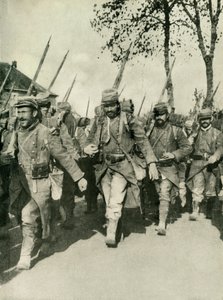 Tropas francesas em marcha, Primeira Guerra Mundial, 1914-1918, c1920. de Unbekannt