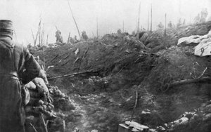 Tropas francesas se preparam para um contra-ataque alemão, cordilheira Eparges, perto de Verdun, França, agosto de 1915 de Unbekannt