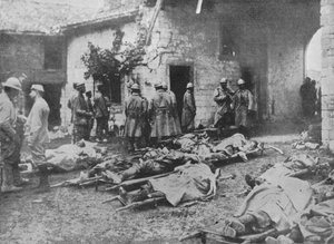 Feridos franceses sendo removidos durante um ataque a uma fazenda nos fundos das linhas, 1915 de Unbekannt